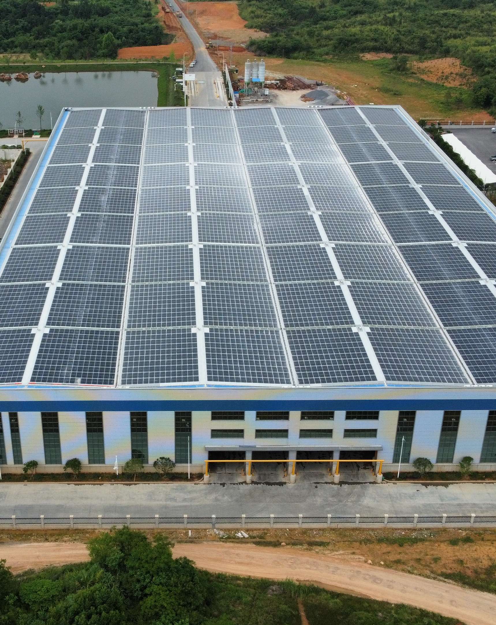 2022年4月，安徽池州匯成物資4MW光伏發(fā)電BIPV項目，年發(fā)電約400萬度，滿足約40%用電需求.jpg
